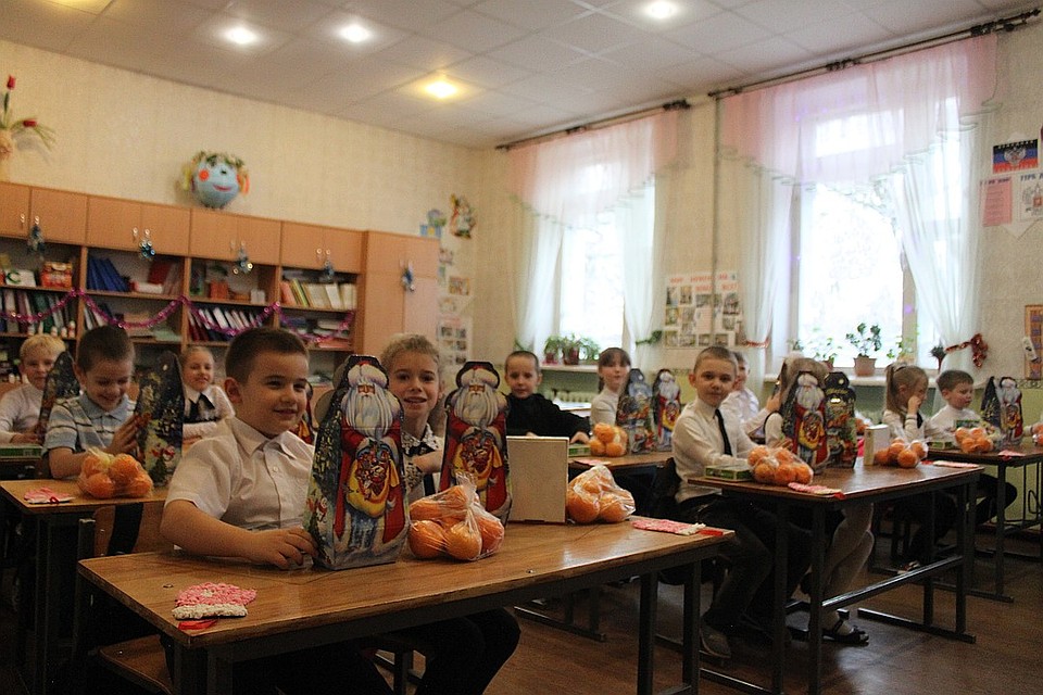 Детишки ждут новогодние подарки Фото: Никита МАКАРЕНКОВ, Павел ХАНАРИН