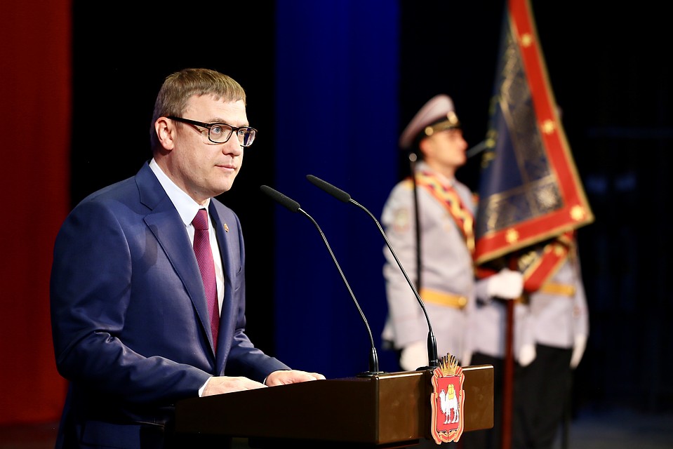 Губернатор Алексей Текслер поблагодарил полицейских за службу. Фото: gubernator74.ru