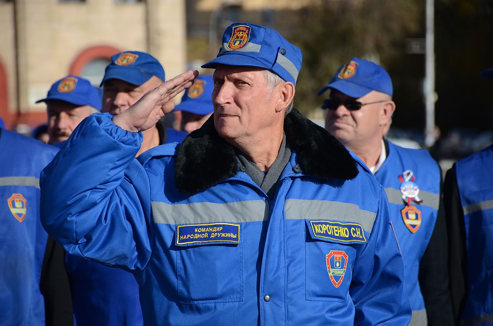 Сказали на смотре слова благодарности и в адрес дружинников. Фото: Геннадий БИСЕНОВ