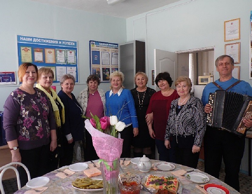 Пенсионеры - частые гости в городских школах ФОТО: волжскийактив.рф