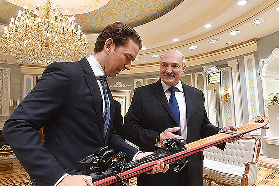 Себастьян Курц подарил Александру Лукашенко эксклюзивные австрийские лыжи ручной работы. Фото: пресс-служба президента Беларуси.