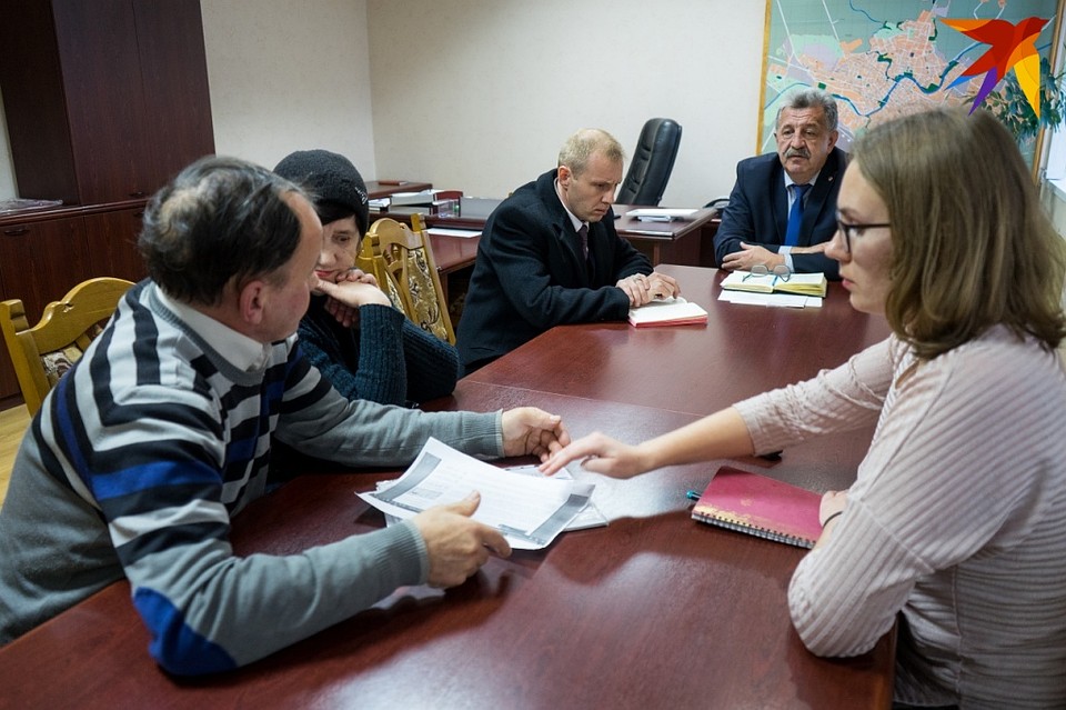 На приеме Евгений Гришин пообещал решить проблему до 13 ноября включительно Фото: Вячеслав КОВАЛЕНКО