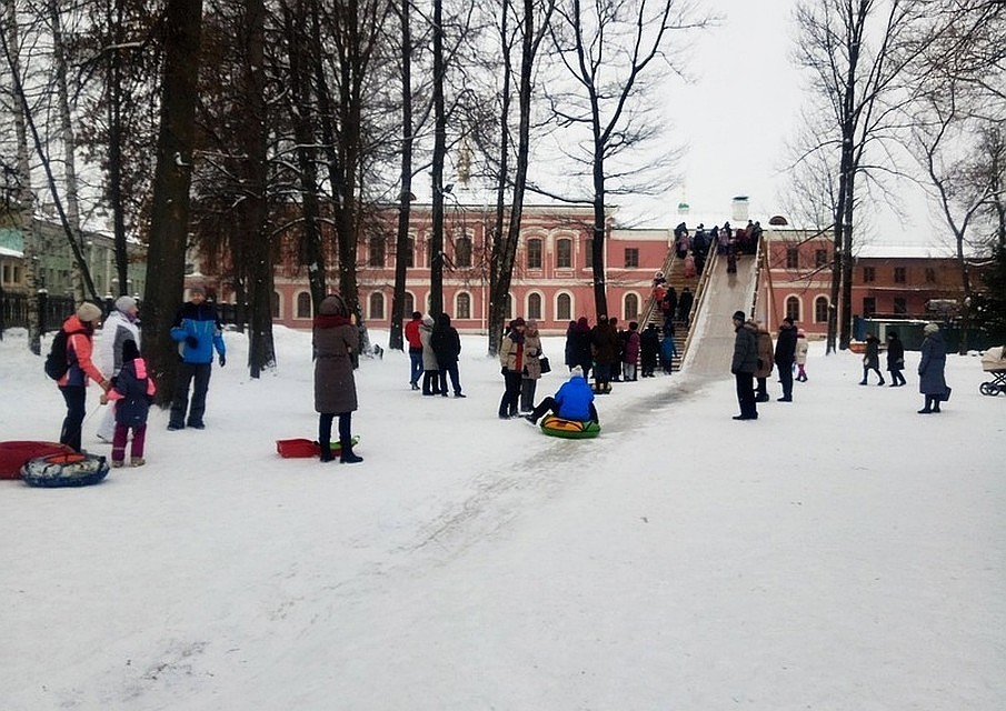Со своими ледянками и "ватрушками" вход на горку бесплатный. ФОТО: vk.com/ Городской Сад Тверь