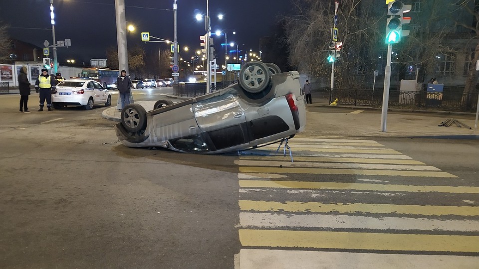 от удара одна из легковушек перевернулась Фото: Евгений Стоянов