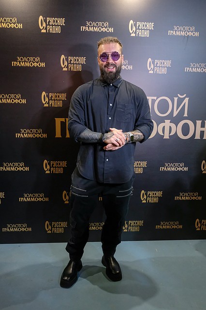 Певец Burito выбрал яркие очки, чтобы сделать образ total black интереснее Фото: Артем КИЛЬКИН