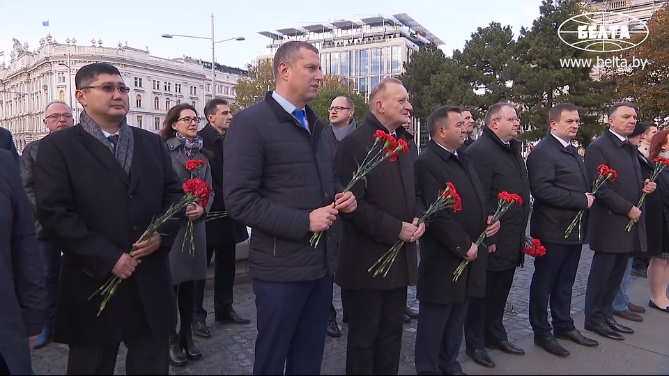 Среди присутствующих мы заметили министра экономики Беларуси Дмитрия Крутого, председателя Академии наук Беларуси Владимира Гусакова и других чиновников. Кадр БелТА.