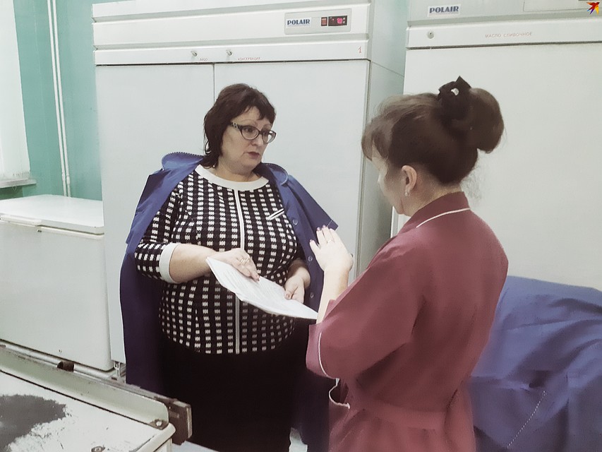 Проверка сопроводительной документации Фото: Евгения ИВАНОВА