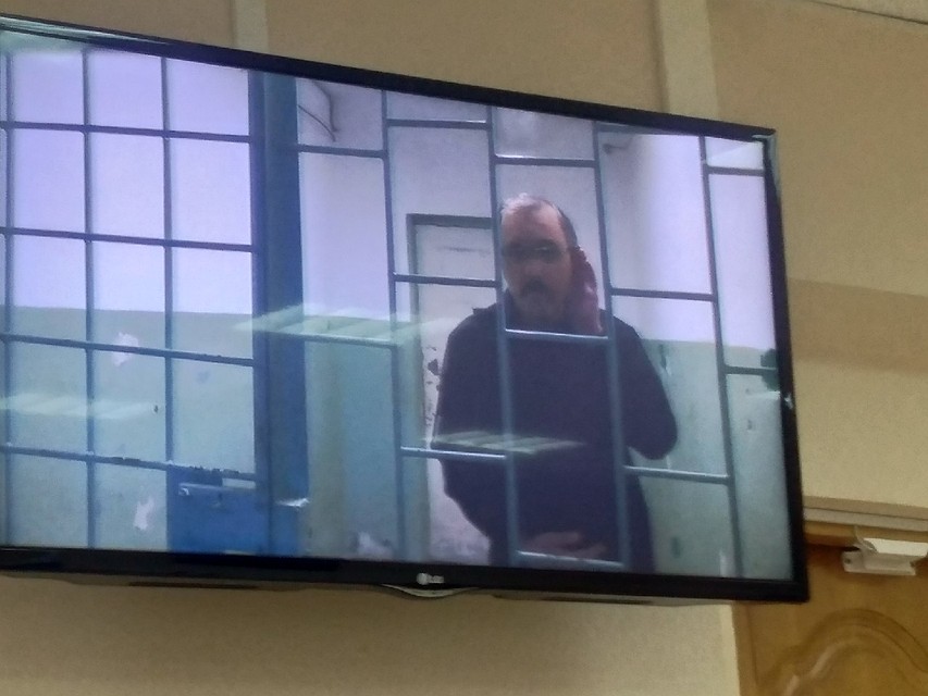 Маньяк показал, что вдобавок ко всем бедам он плохо слышит Фото: Михаил ГОРЮНОВ