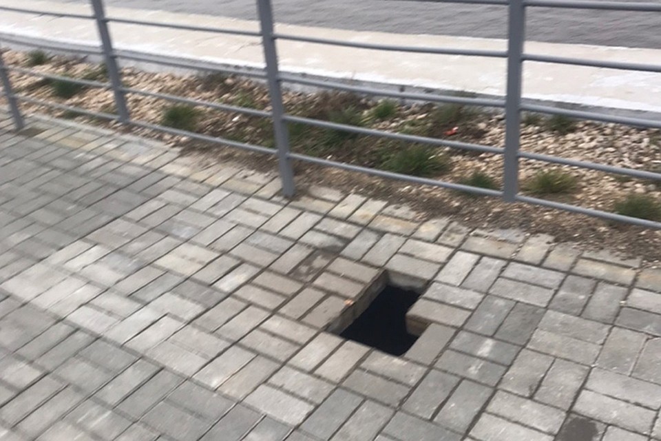 «Кто-то решил поиграть в тетрис»: на Волжской набережной снова образовались провалы. Фото: Ольга ВАСНЕСЕНСКАЯ