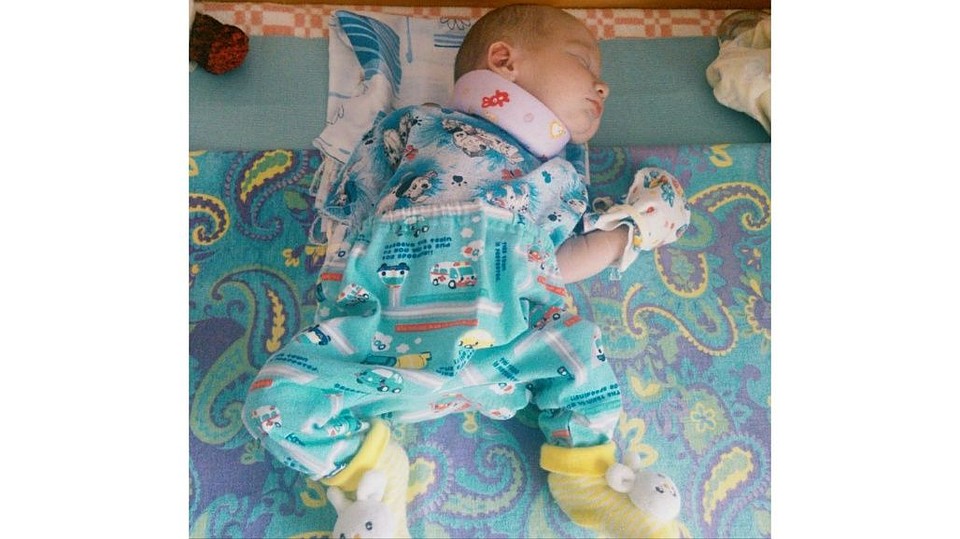 После выписки из роддома ребенку купили новый воротник Шанца, который, как оказалось, вообще не стоило носить. Фото: предоставлено семьей.