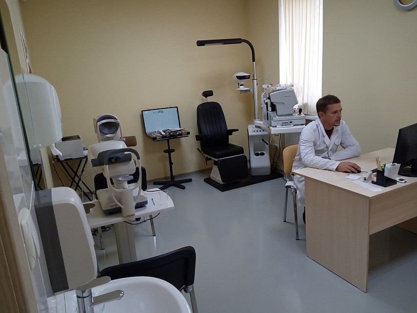 Пациентам оказывается полный спектр услуг – проводится подбор очков, контактных линз, выполняются сложные микрохирургические операции.