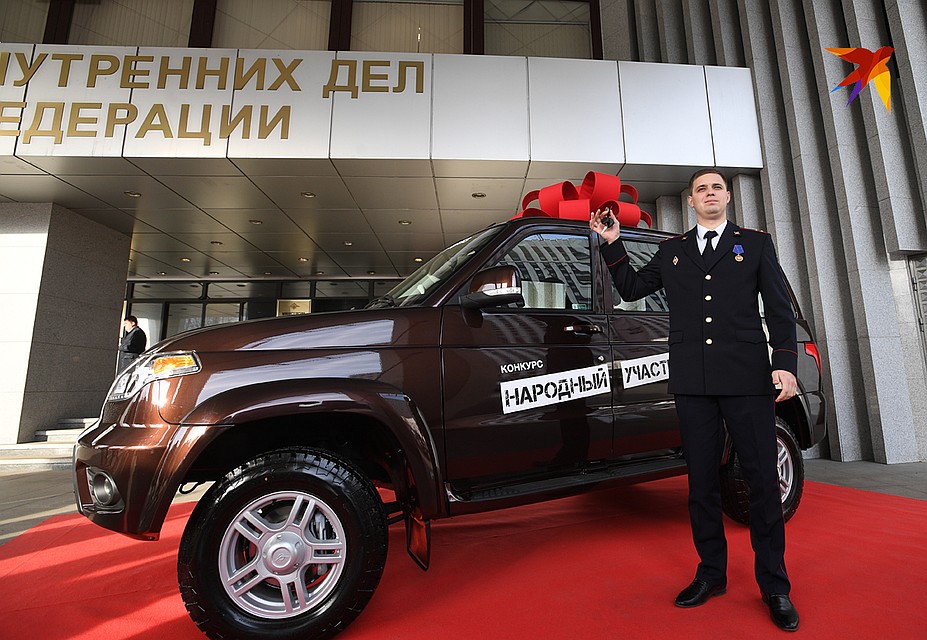 Главный приз — автомобиль УАЗ Патриот "Народному участковому - 2019" года Денису Костыреву Фото: Михаил ФРОЛОВ