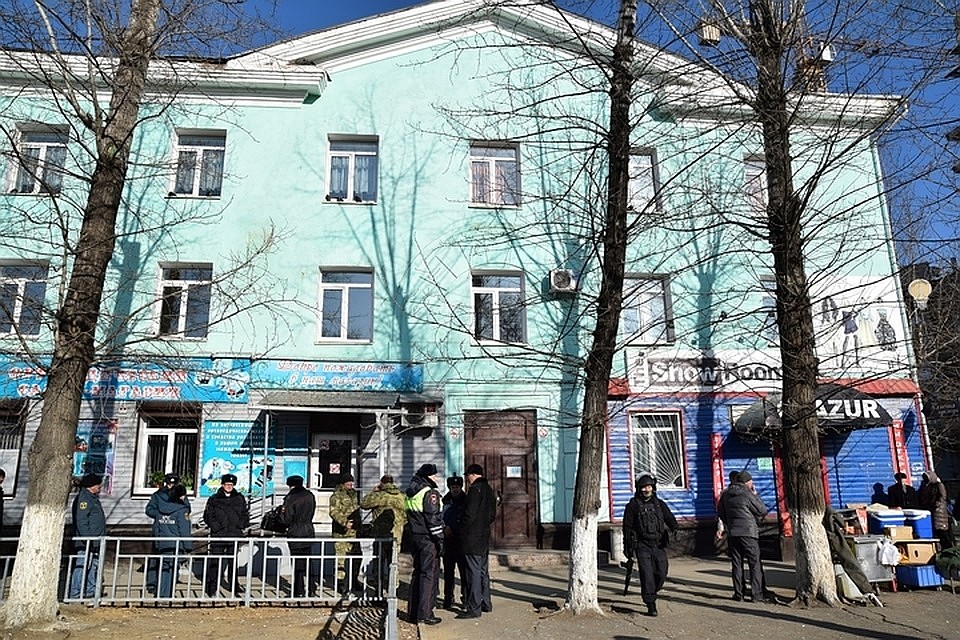 Ответственный за безопасность учеников охранник не обращал внимание на происходящее. Ответственный за безопасность учеников охранник не обращал внимание на происходящее. Фото: СУ СКР по Амурской области