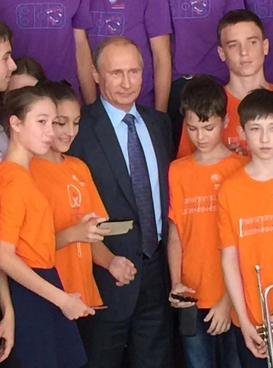 Снимок с волонтерами в Сингапуре Фото: Дмитрий СМИРНОВ