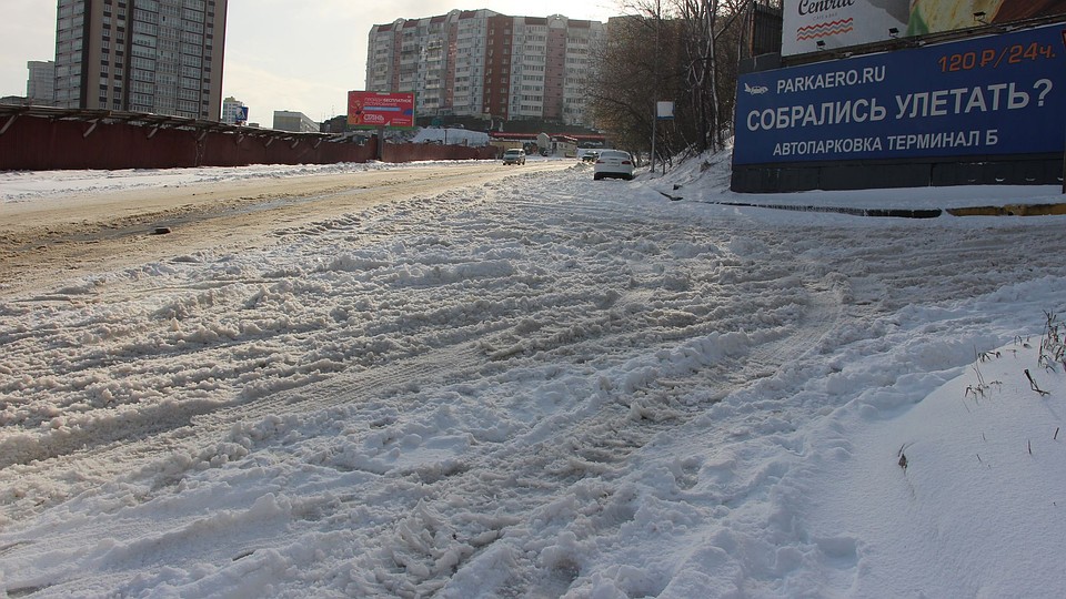 Обочины и заезды в сугробах,а на проезжей части уже вода Фото: Милана СОКОЛ
