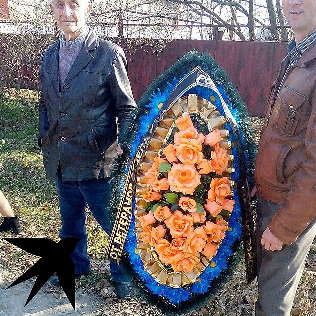 Этот венок принесли коллеги матери погибшей Анастасии. Фото: Максим ОСОКИН