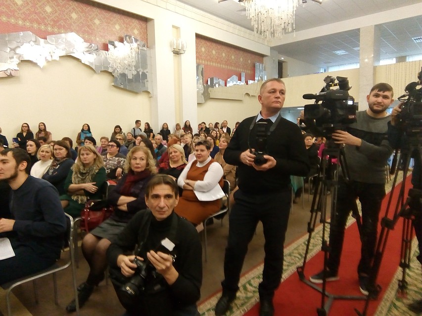 В зале действительно оказалось большое количество бюджетников.