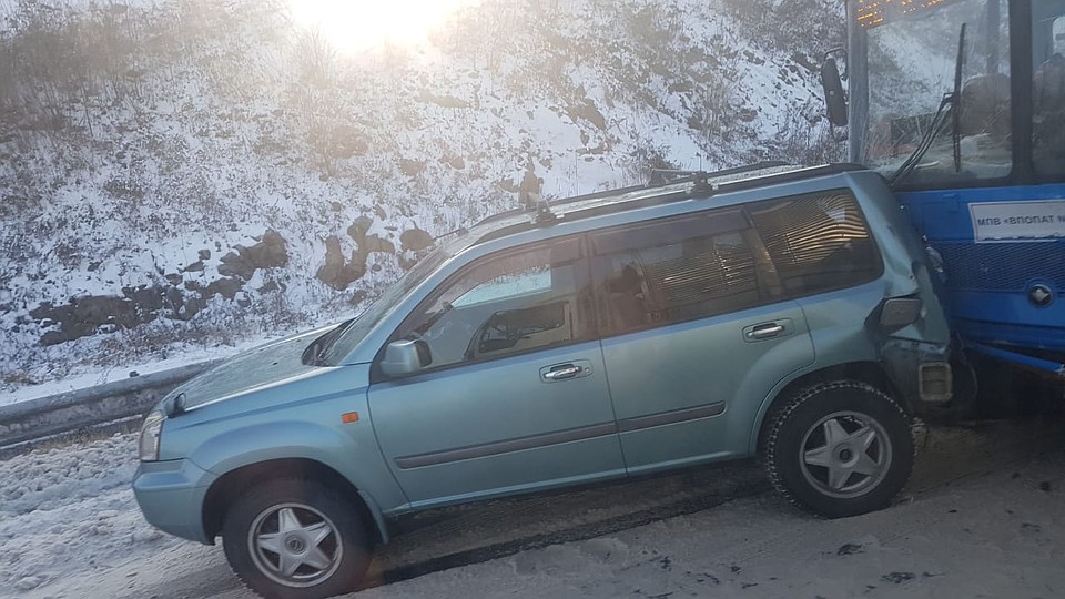Автобус и Nissan X-Trail не смогли разъехаться на скользкой дороге. Фото: dpskontrol_125rus