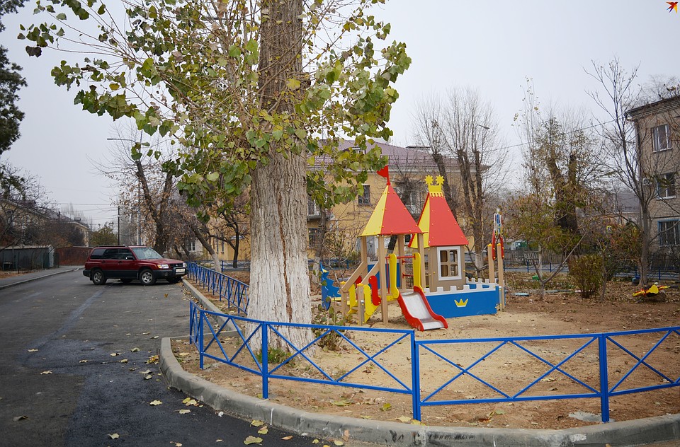 Здесь позаботились и о автомобилистах, и о детях. Фото: Инна ШЕРЕМЕТЬЕВА