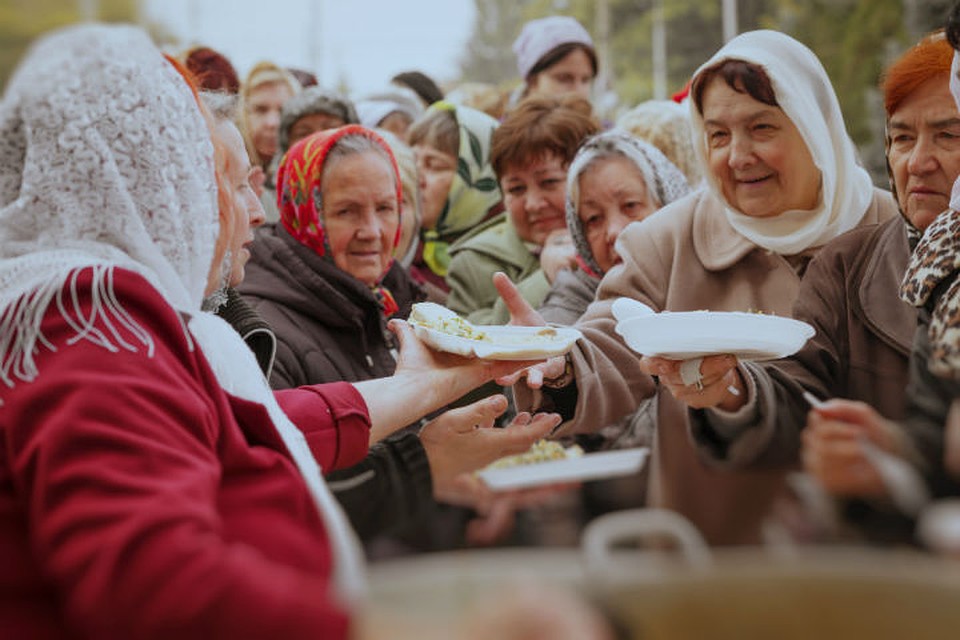Православные храмы часто помогают одиноким прихожанам обедами. ФОТО: Александр ШУРЛАКОВ