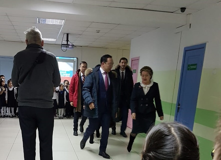 Глава Якутии с директором школы №5. Фото: Из личного архива героя публикации