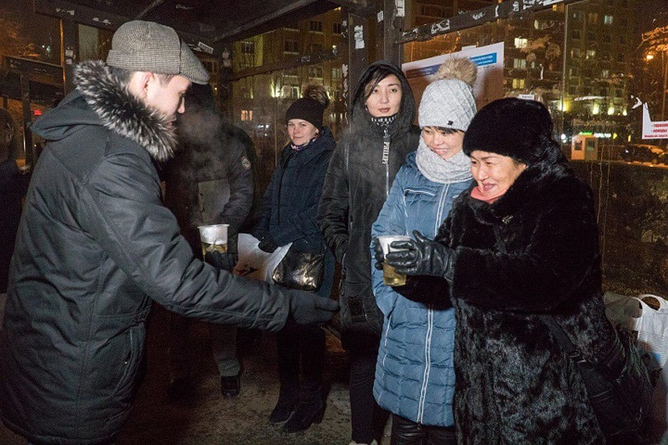 Чтобы не замерзнуть, все волонтеры работали посменно.
