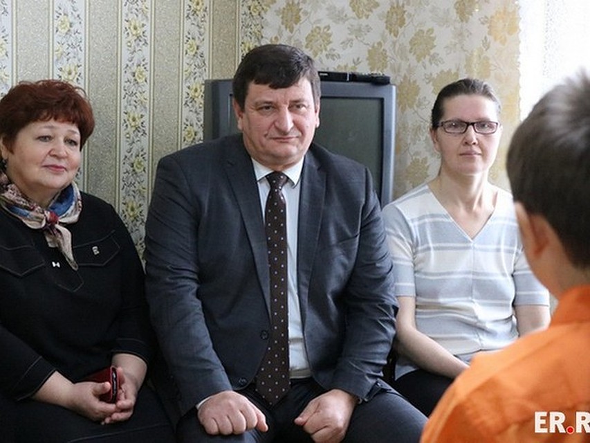 Смоленская многодетная семья отпраздновала новоселье в новой квартире.