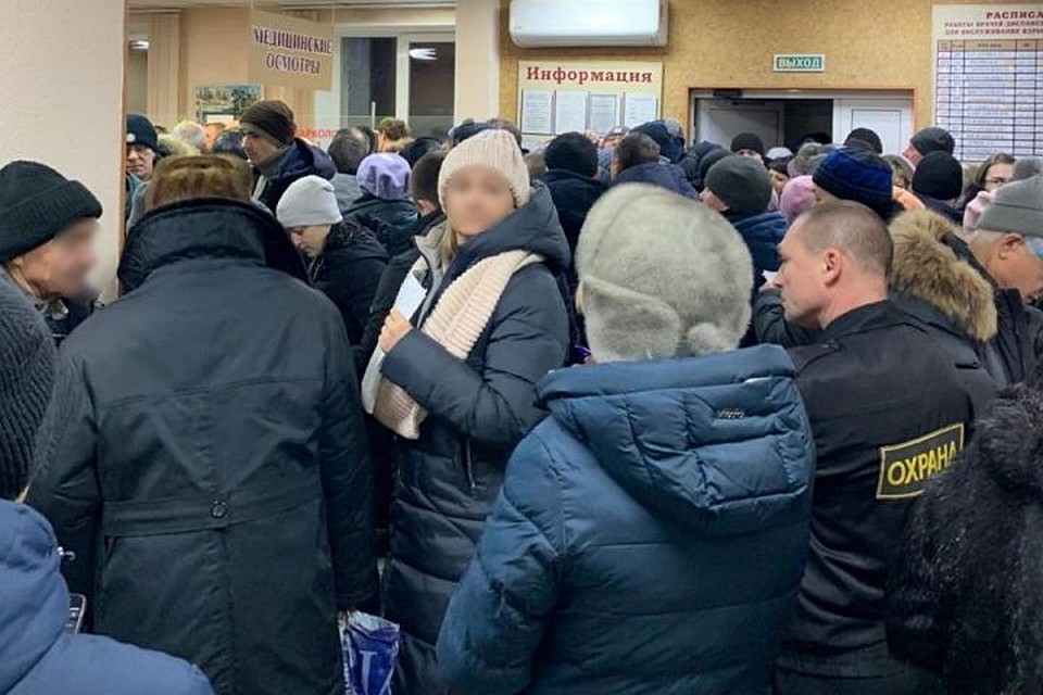 В Кузбассе выстроились огромные очереди за справками от психиатров и наркологов. ФОТО: Facebook, Мэру на заметку