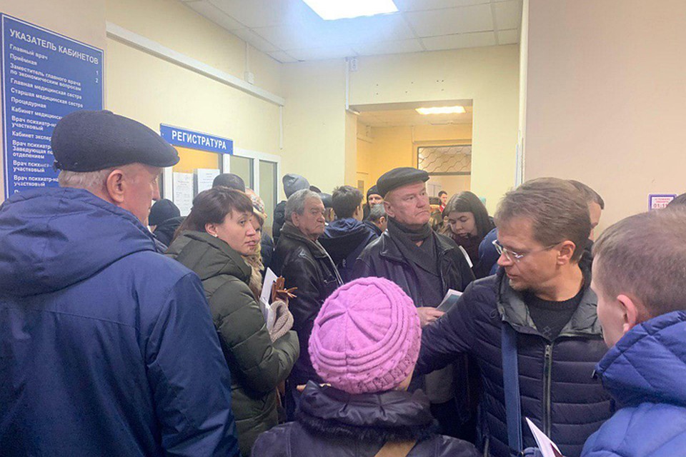 «Пришлось продлить прием, а то растерзают»: нижегородцы штурмуют медицинские центры, чтобы получить дешевые справки. Фото: Екатерина ШЕШНЕВА