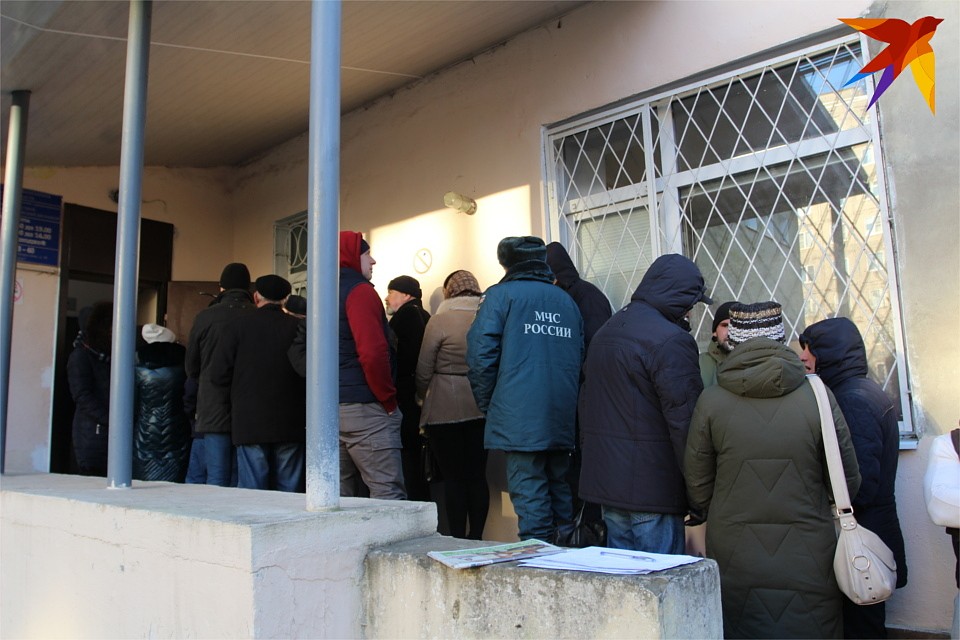 В очереди люди даже составляют списки, чтобы ничего не перепутать. Фото: Виктория ТУШКОВА