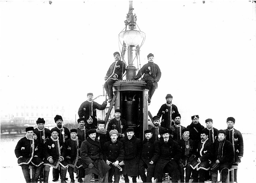 Группа рабочих общества «Гелиос» возле установленного фонаря. 1900-е годы. Фото: Музей истории энергетики