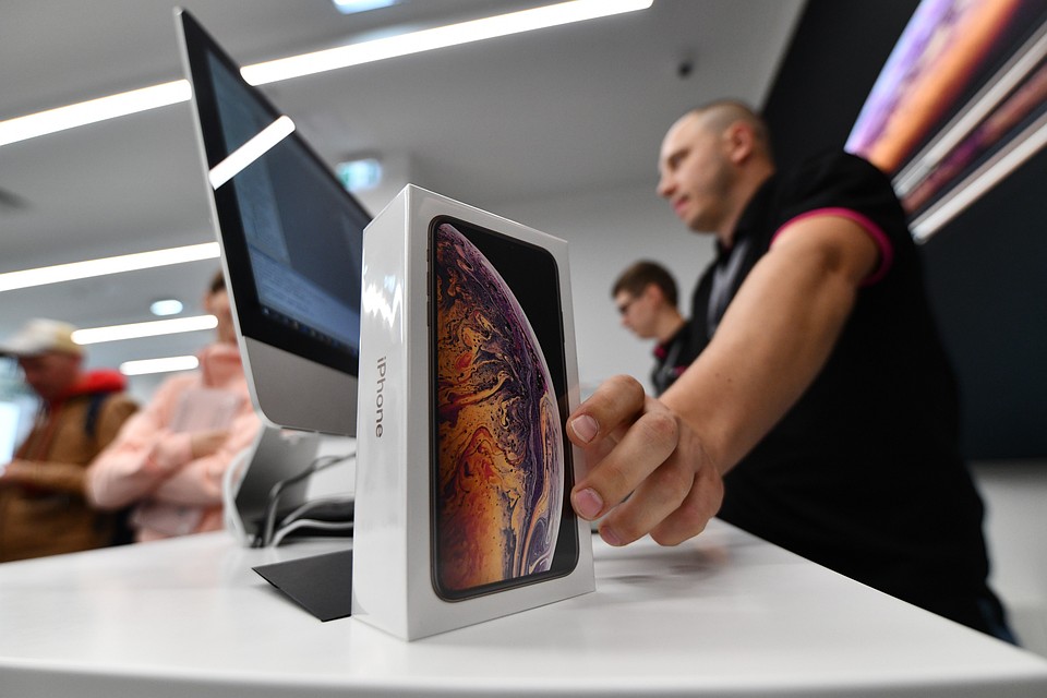 Продажа смартфонов от Apple в магазине на улице Тверская в Москве. Фото: Иванко Игорь / АГН Москва
