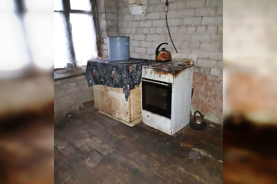 Вода и газ в доме отключены, поэтому готовить себе еду бабушка не в состоянии