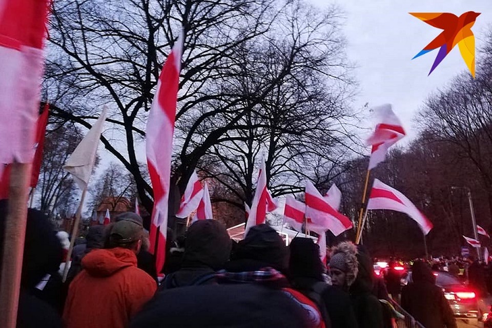 Собравшиеся поют молитву и скандируют "Жыве Беларусь". Фото: Ольга ИВАШЕНКО