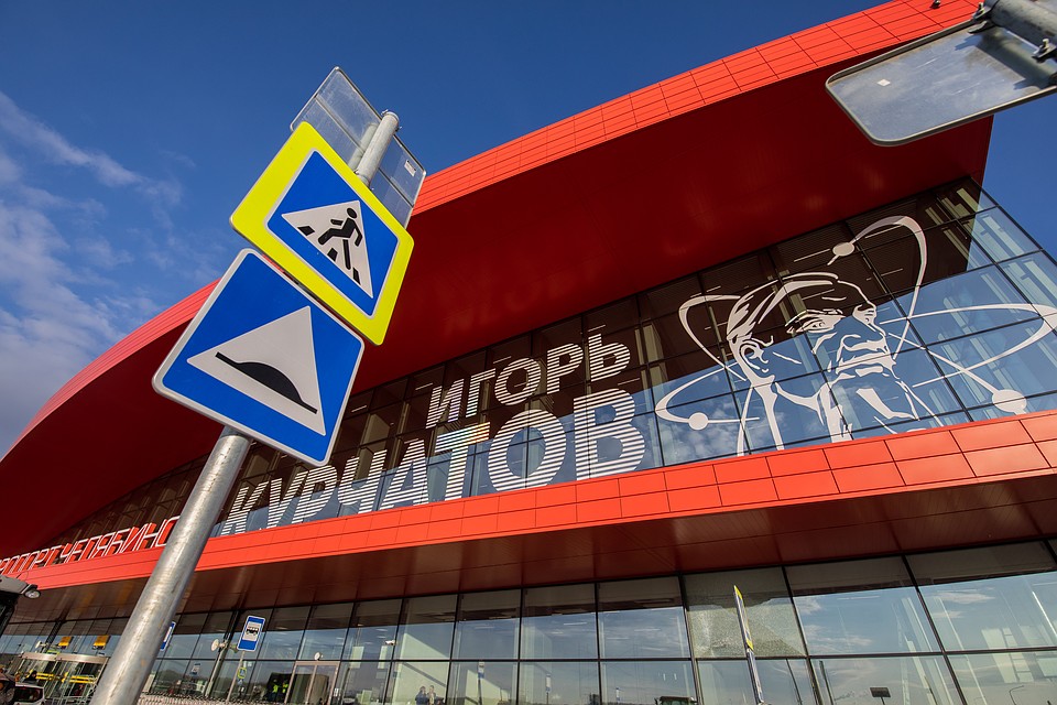 На парковке в глаза бросается обилие дорожных знаков. Интересный факт: раньше их было еще больше, часть сняли после замечаний урбаниста Льва Владова. Фото: Андрей АБРАМОВ