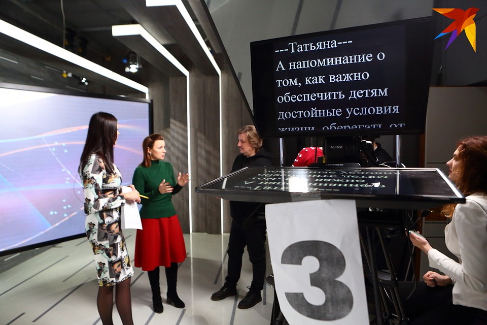 К телесуфлеру тоже нужно приноровиться. Фото: Святослав ЗОРКИЙ