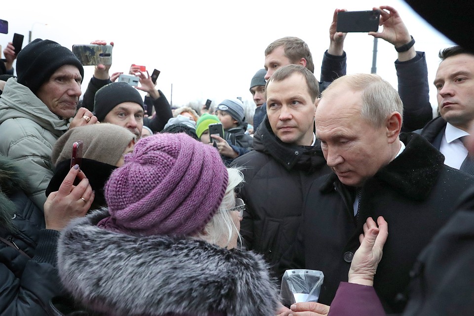 После открытия памятника Даниилу Гранину, Владимир Путин пошел к горожанам. Фото: Михаил Климентьев/ТАСС