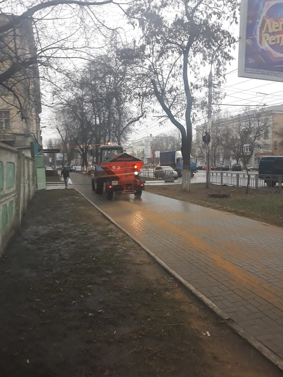 Обработка тротуара в Ленинском районе. Фото управы