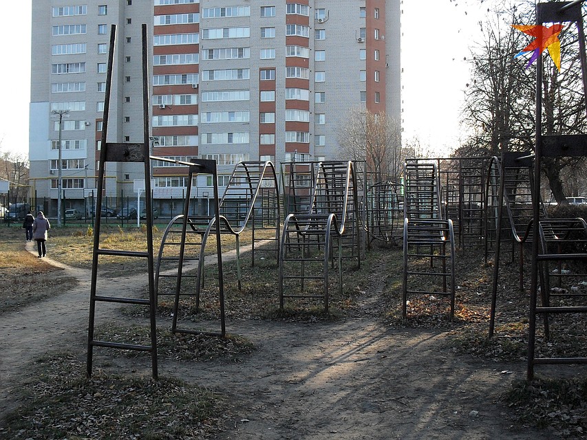 В холодное время года турники, как правило, пустуют. Фото: Екатерина СМБАТЯН