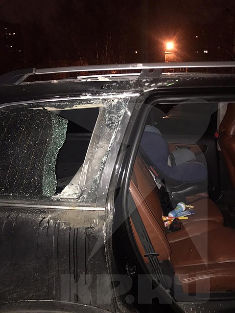 В Одинцове подростки разбили машину, скинув мешок со стройматериалами из окна