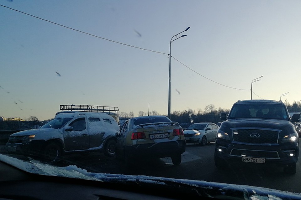Из-за аварии на Мызинском мосту движение было парализовано не только на самой переправе, но и на подъездах. ФОТО: Женя Сенников.