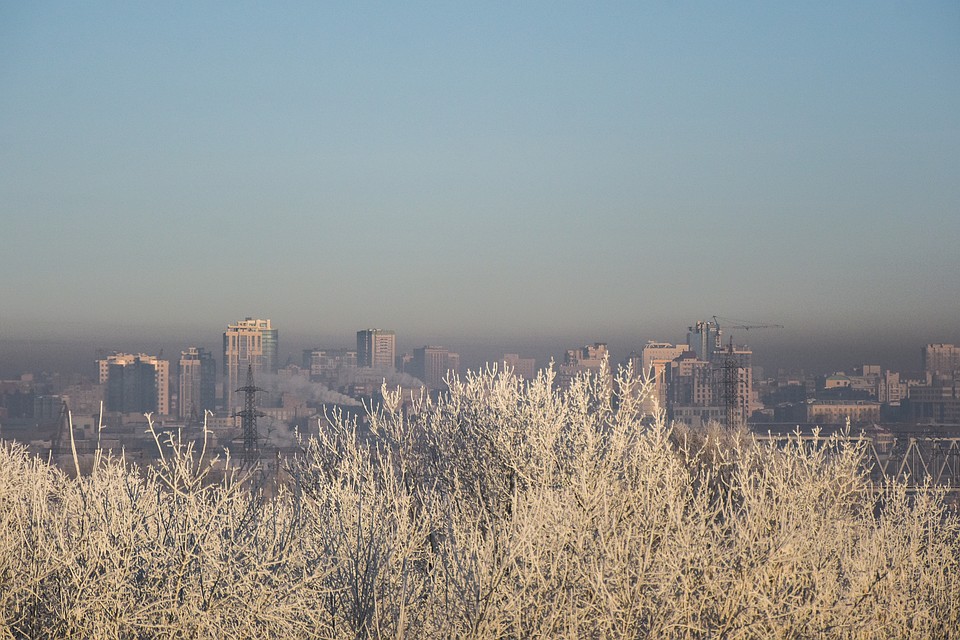 Дышать тяжело особенно возле магистралей. Фото: Алена МАРТЫНОВА
