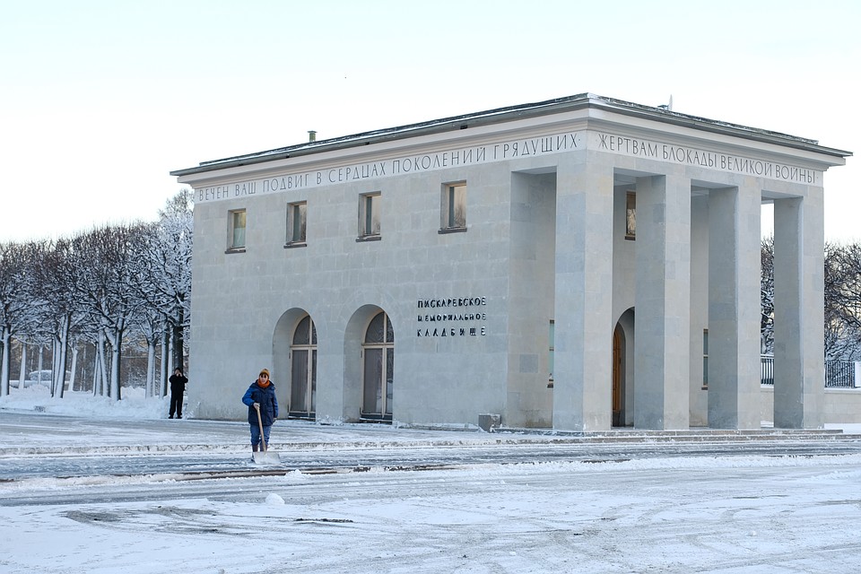 До входной группы Пискаревского кладбища, где в братских могилах похоронено 420 000 ленинградцев, умерших от бомбежек, холода, болезней и голода - всего несколько десятков метров. Фото: Артем КИЛЬКИН