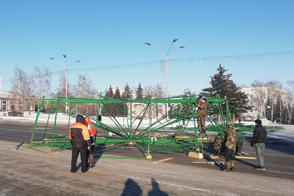 Строительство главного новогоднего городка Фото: Анна СЕМИНА