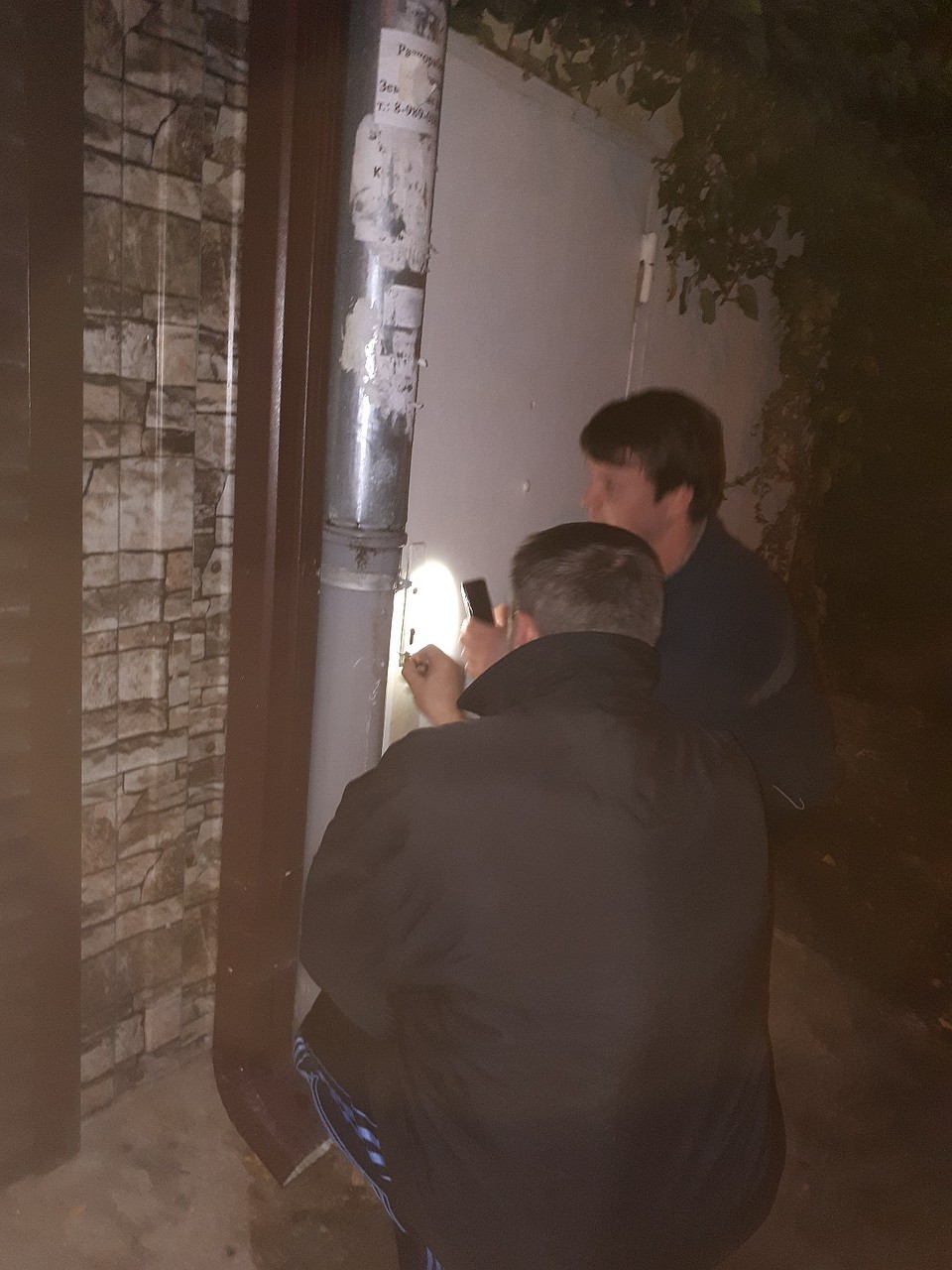 Мужчины вырезают замок, чтобы спасти Анфису.