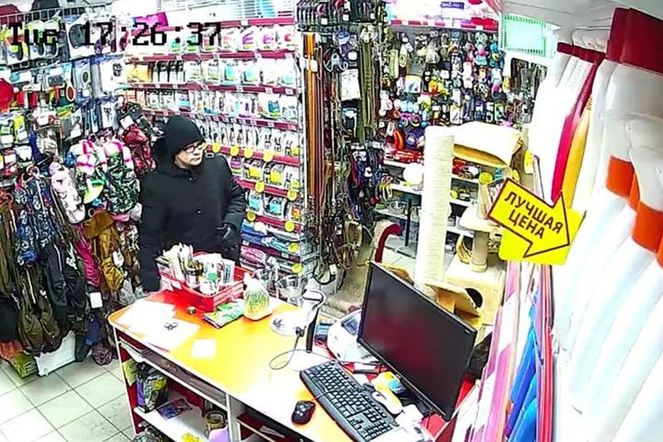 Теперь мужчину разыскивают владельцы супермаркета для животных. Фото: стоп-кадр