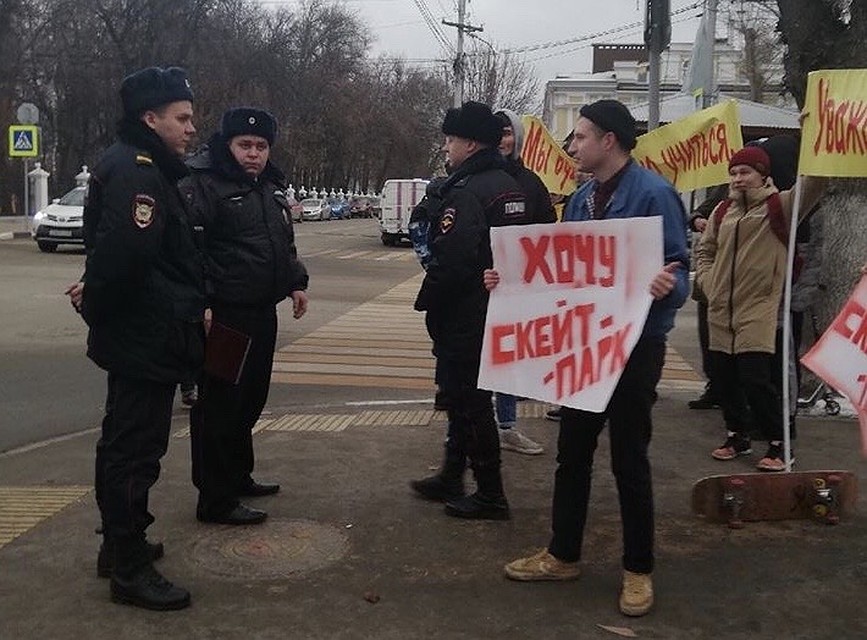 Полицейские потребовали от молодых людей прекратить «нарушать общественный порядок».