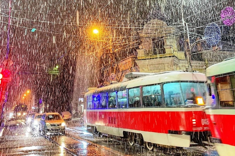 Снег парализовал движение в Краснодаре. Фото: instagram.com/begi_za_li