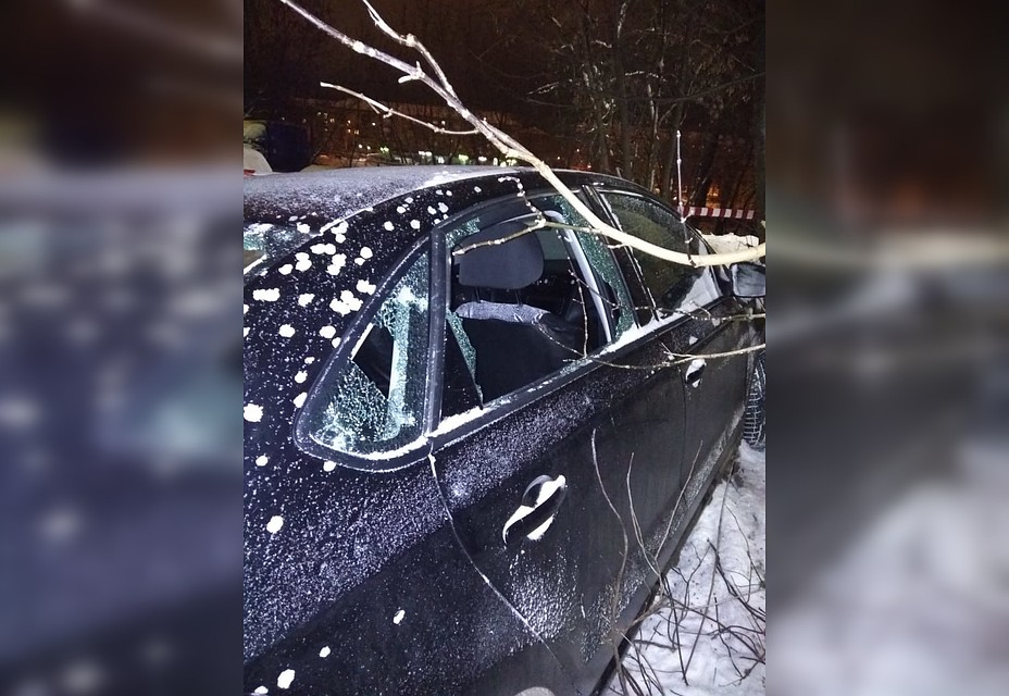 Автомобиль Евгения после обстрела. Фото прислала пресс-служба Росгвардии