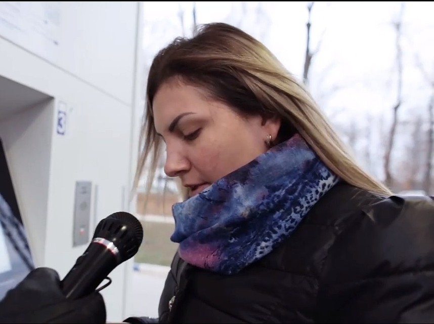 Девушка в «космическом» синем шарфе.